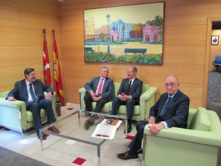 En la imagen, el magistrado D. Juan Bautista Pardo García (el primero en la derecha de la fotografía) en un acto celebrado el 23 de mayo de 2014 en el Palacio de Justicia de Bilbao coincidiendo con el 25 aniversario de la constitución del Tribunal Superior de Justicia del País Vasco
